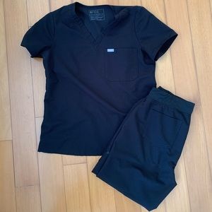 FIGS Scrub Set. Black. M. Petite.